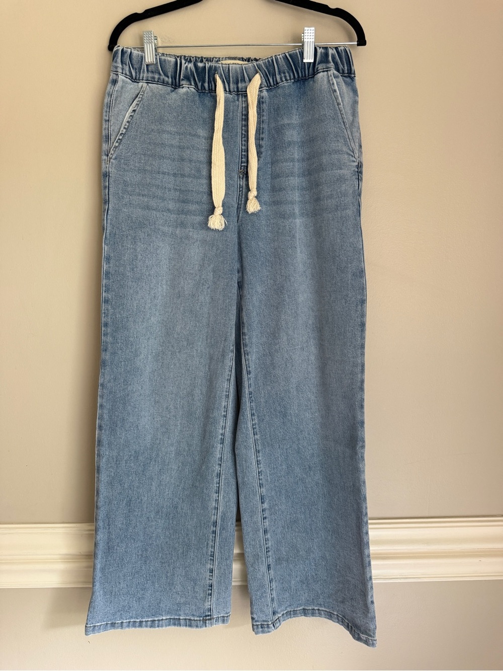 NWOT Luvamia Light Wash Wide-Leg Pull On Drawstring Women’s Jeans, size medium